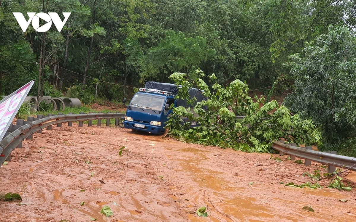 Landslides disrupt traffic on National Highway No9 passing through Quang Tri province.