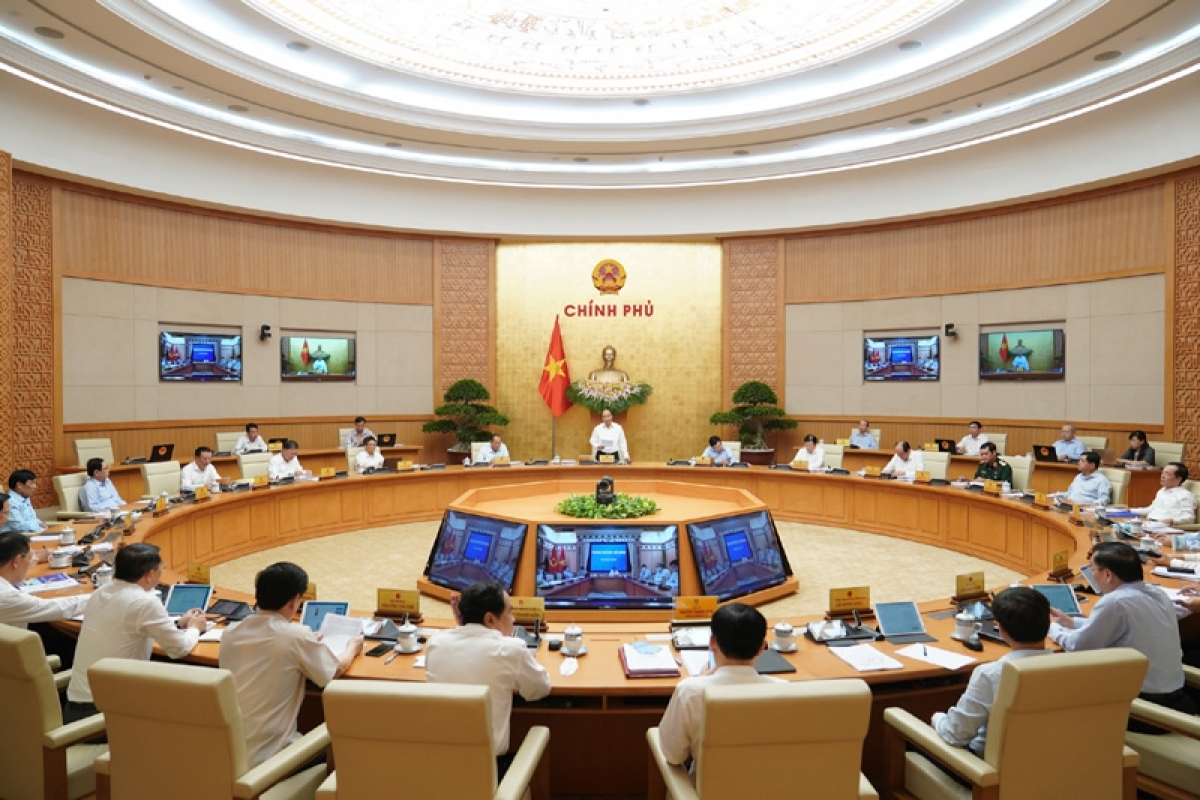 PM Nguyen Xuan Phuc chairs the monthly Cabinet meeting for August