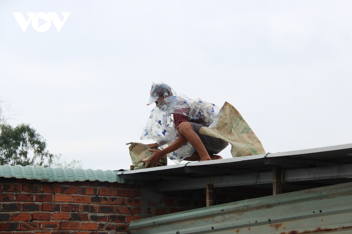 Residents in Thua Thien-Hue province have reinforced their houses before Noul makes landfall.