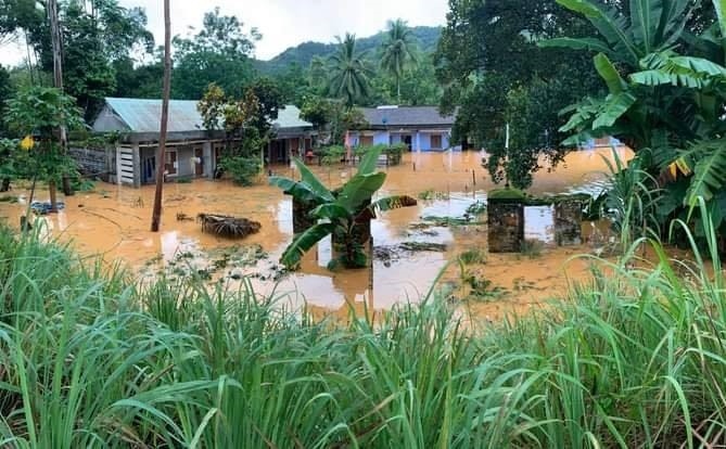 Many houses in Quang Nam's mountainous areas are inundated due to rising floodwaters. (Photo: K.N)