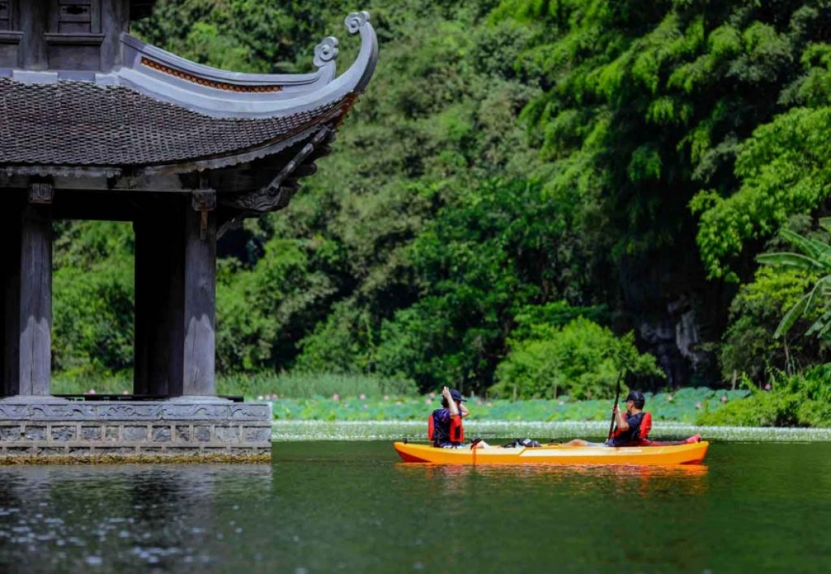 Tourists who visit the Trang An Heritage Site in Ninh Binh province are now able to go kayaking whist enjoying a spot of sightseeing during local tour boats.