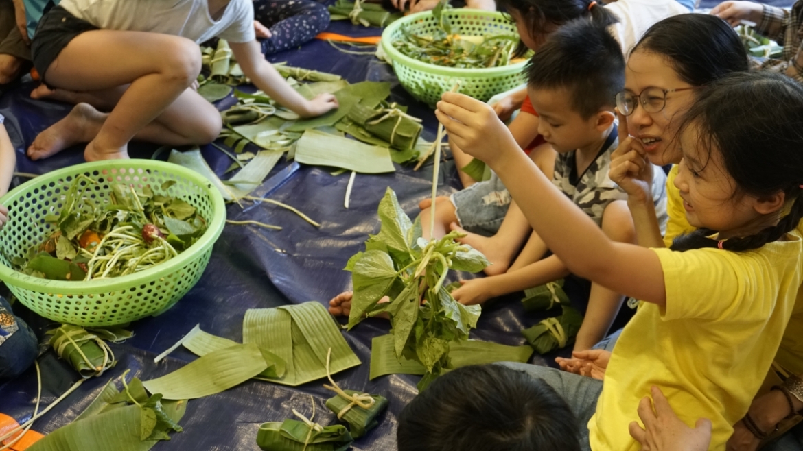 Children can enjoy the experience of preparing food for a bear.