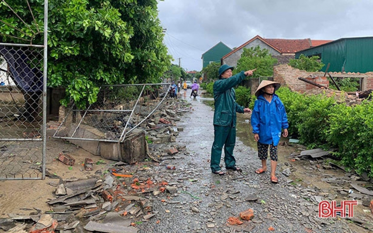 Local authorities in Cuong Gian commune encourage citizens to repair their homes and remove broken trees.