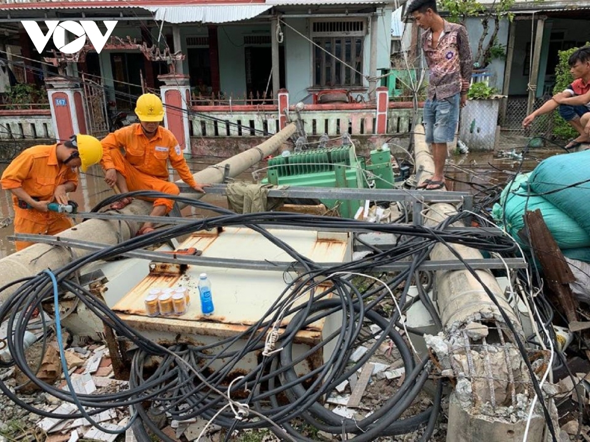 Noul has brought down many electric poles in Thua Thien-Hue, affecting 280,000 households in the locality. The provincial power sector has mobilised staff to repair and restore the system after the storm dissipated.