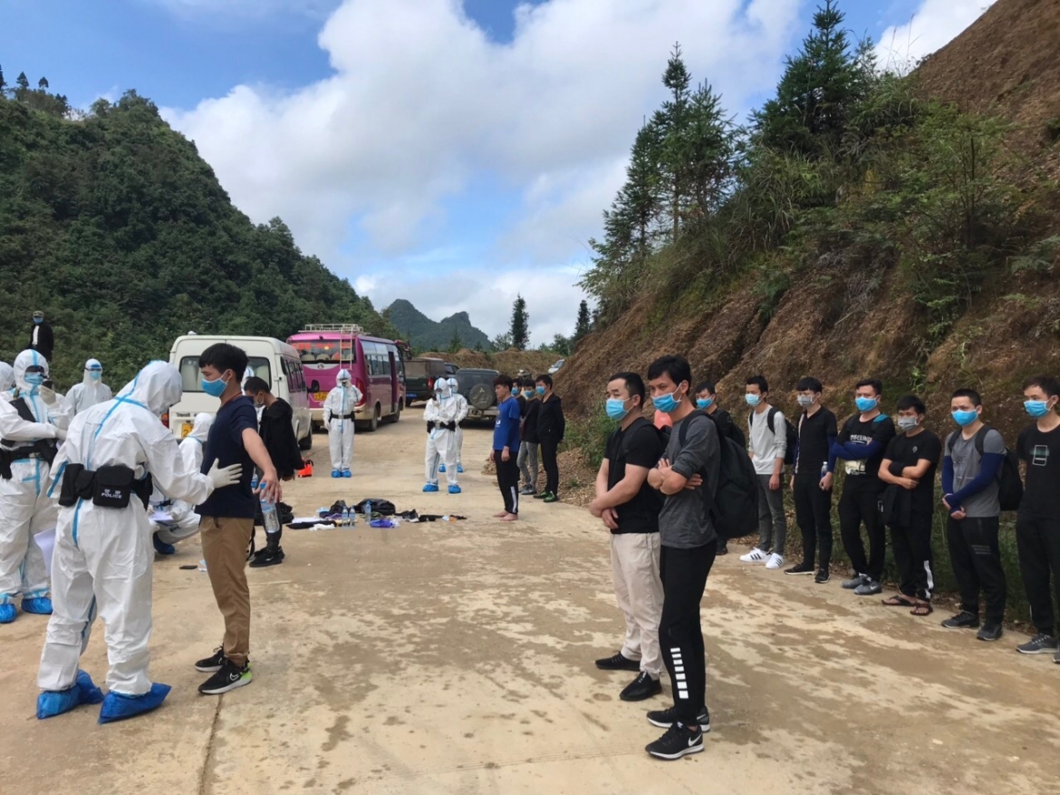 17 Chinese illegal entrants are handed over to Chinese police (Photo: Tran Duc Hung/giaoducthoidai.vn)