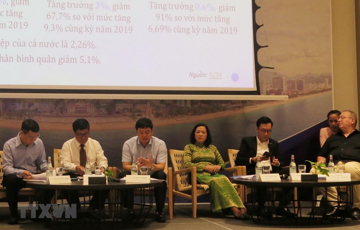 The talk focuses on solutions to resume international air routes next year (Photo: VNA)