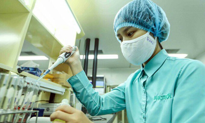 A lab technician works on developing COVID-19 vaccine in Vietnam. (Photo: Ministry of Health)
