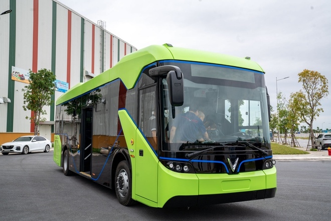 Vinfast's electric bus can travel between 220 km and 260 km when fully charged