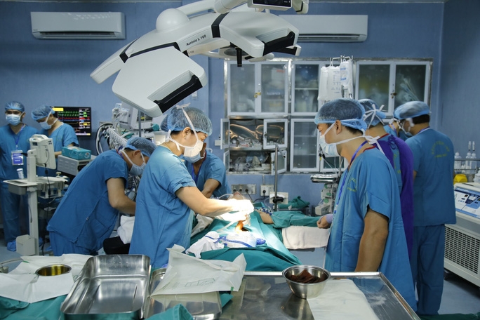 Doctors of Military Hospital 103 have successfully performed two bowel transplants with the support of Japanese experts. (Photo: courtesy of hospital).