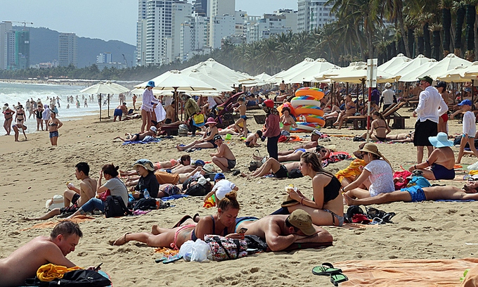 Russian tourists lie on a beach in Nha Trang Town, Khanh Hoa Province (Photo: VnExpress/Xuan Ngoc)