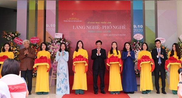 Delegates cut the ribbon to mark the opening of the exhibition, with Deputy Minister of Culture, Sports and Tourism Trinh Thi Thuy in attendance.