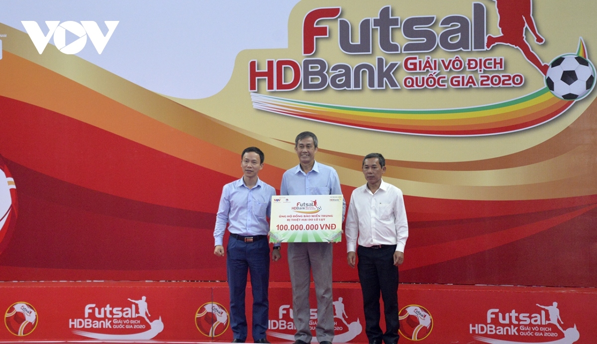 The closing ceremony also sees organisers present VND100 million to a representative of the Vietnam Fatherland Front in order to assist flood victims in central Vietnam.