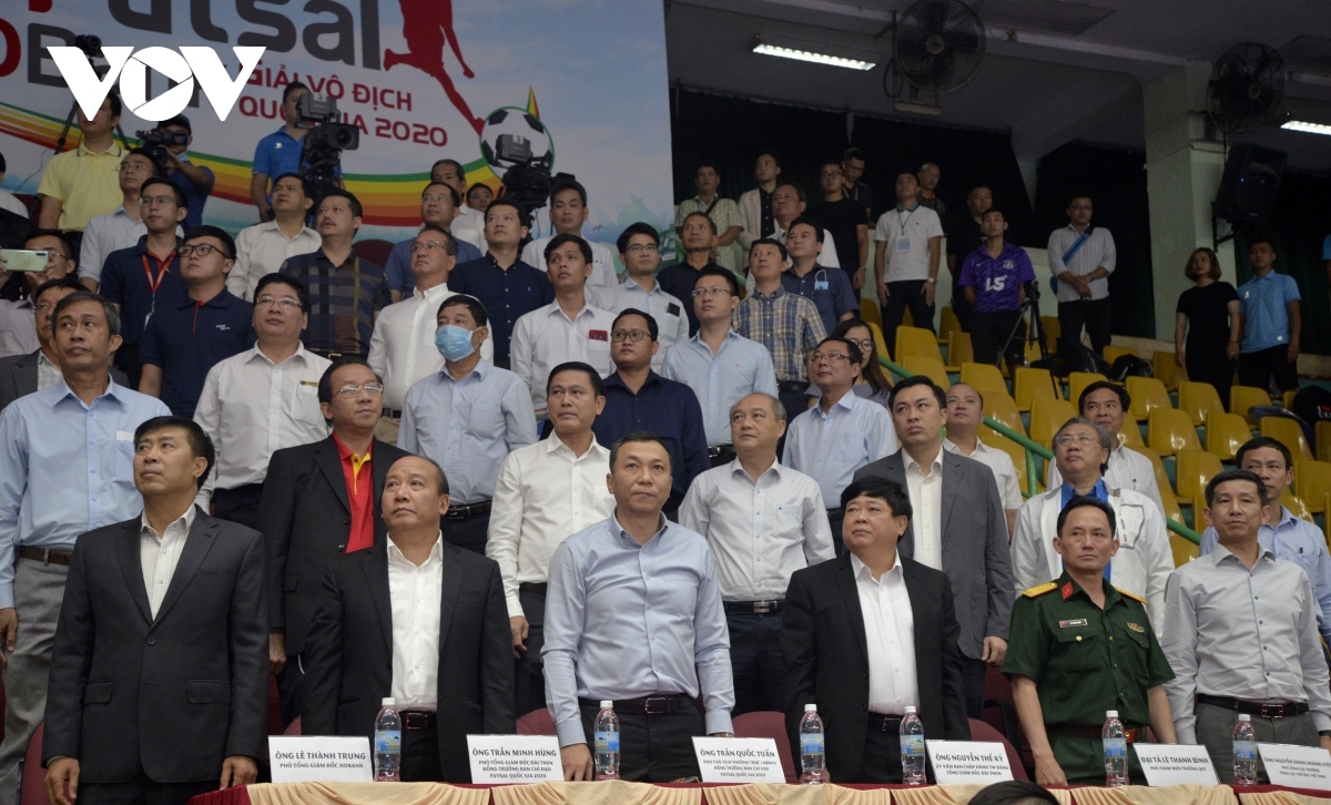 A number of delegates are in attendance at the closing ceremony, including Nguyen The Ky, president of the Voice of Vietnam (VOV), Nguyen Danh Hoang Viet, deputy head of the General Department of Sports and Physical Training, and Tran Quoc Tuan, vice president of the VFF.