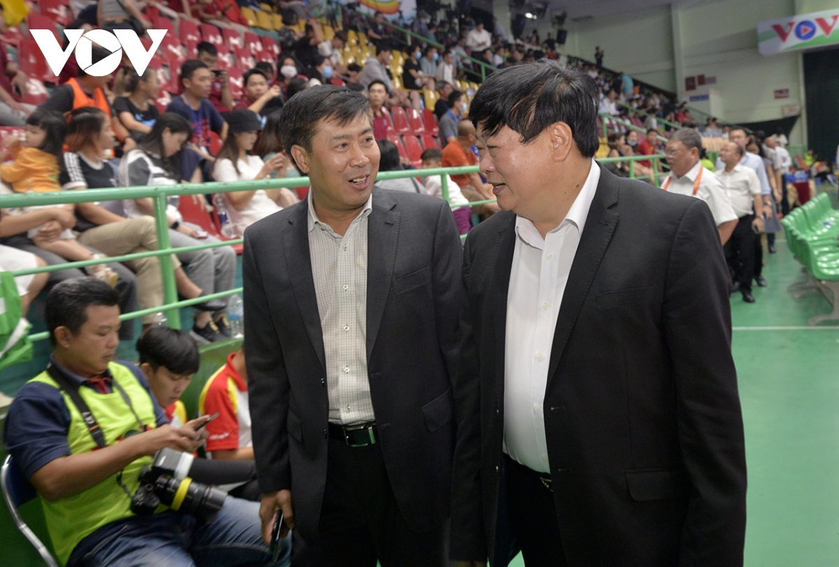 Nguyen The Ky, president of VOV (R), and Le Thanh Trung, deputy general director of HDBank (L), meet pitch side at the venue.