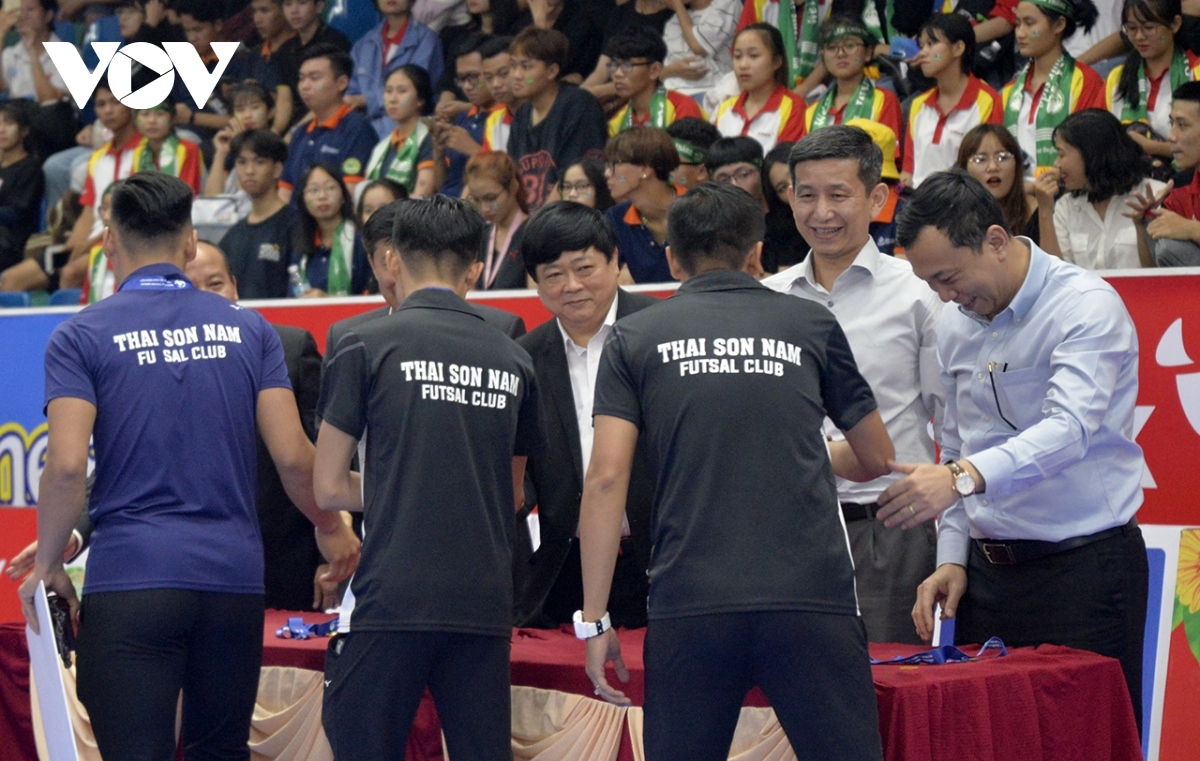 Nguyen The Ky presents a gold medal to the champions, Thai Son Nam futsal club.