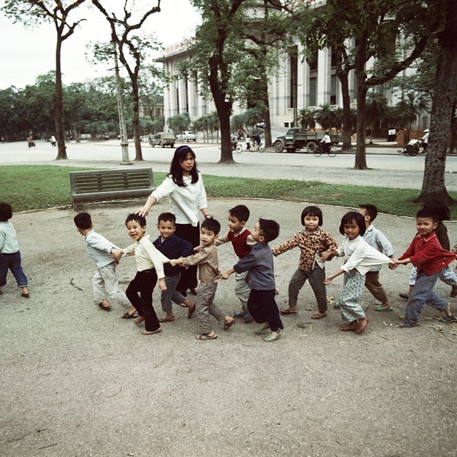 Children playing in Ly Thai To square