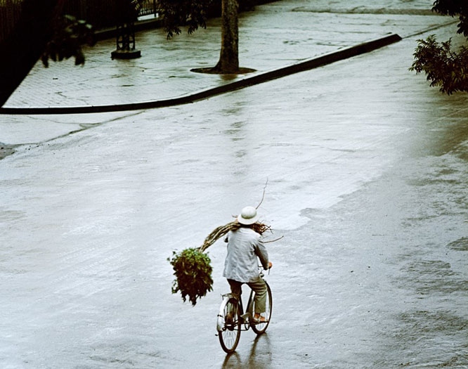 The exhibition provides viewers with an honest look at life in Hanoi from 1967 to 1975, with an unfiltered view into the daily activities of local people.