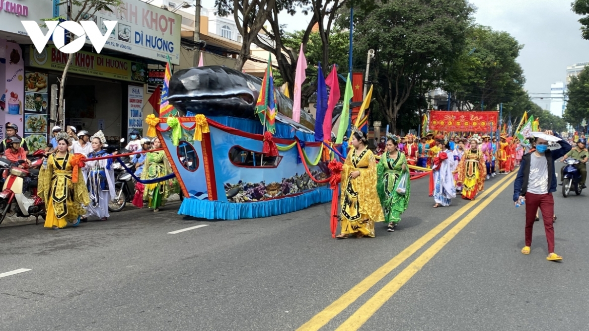 The procession gets underway on streets in Vung Tau city, such as Ba Cu, Tran Hung Dao, and Hoang Hoa Tham.