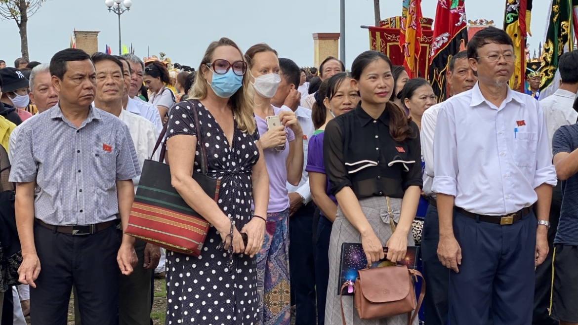 Along with local people, foreigners are also interested in watching the festival.