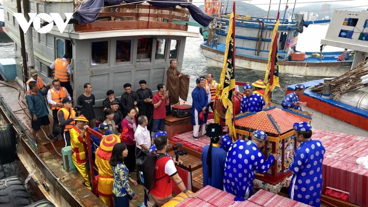 The festival involves many rituals, including one to pray for the sea gods to be organised.