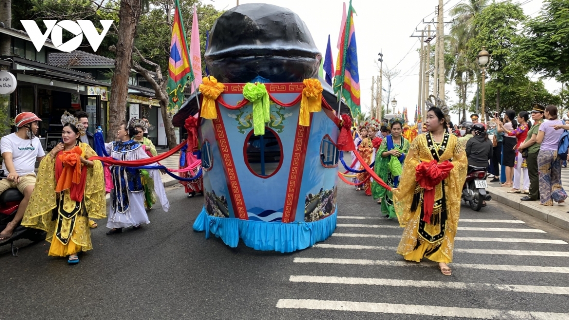Following the conclusion of the ritual, a procession is held for the whale god, with the procession going from the sea to the Thang Tam Temple.
