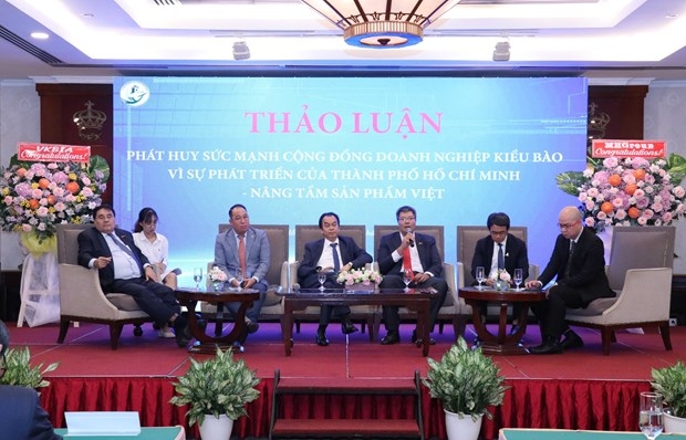 Some overseas Vietnamese entrepreneurs and EuroCham representatives at the conference on October 27