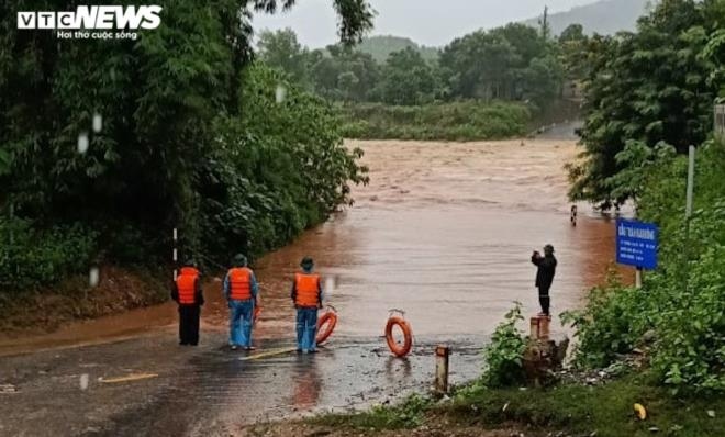 Local authorities urgently mobilise relevant forces in an effort to evacuate residents from dangerous areas, in addition to assisting them in moving their valuable belongings to safe places.
