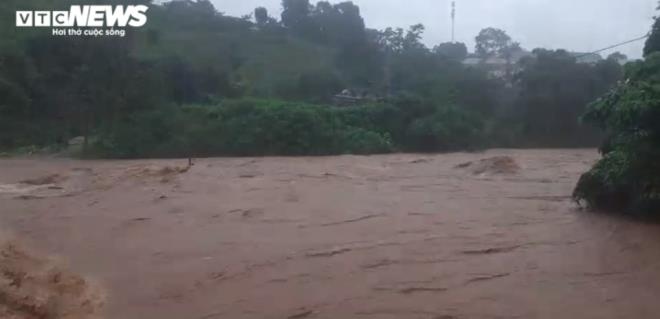 Local authorities warn that this current spell of wet weather is forecast to remain during the course of the next three to six hours.