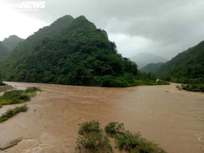 As a result of the heavy downpours, water levels in the rivers and streams in Huong Hoa and Dakrong districts of Quang Tri province rise at an alarming rate.
