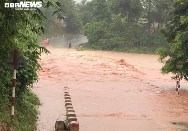 With floodwaters rising at a fast rate, many roads are engulfed in water, making them in accessible for local people.
