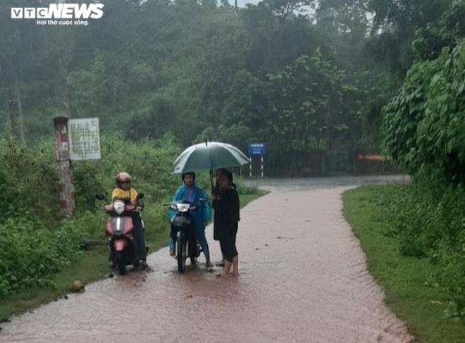 Teachers are unable to come home from school due to rising water levels.