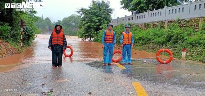 Border guards warn citizens of the dangers of travelling on the many submerged roads throughout the province.