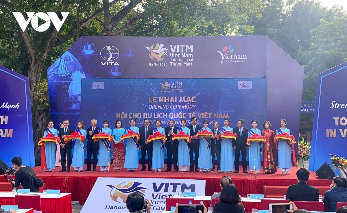 The event running with the theme of “Vietnam Tourism - changing for development”, aims to encourage local businesses and organisations to launch initiatives that make use of management, business, and tourism activities, especially through capitalizing on Industry 4.0 technology.