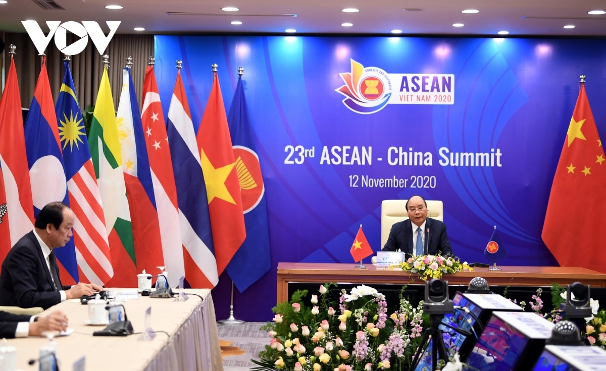 Prime Minister Nguyen Xuan Phuc speaks at the 23rd ASEAN-China Summit