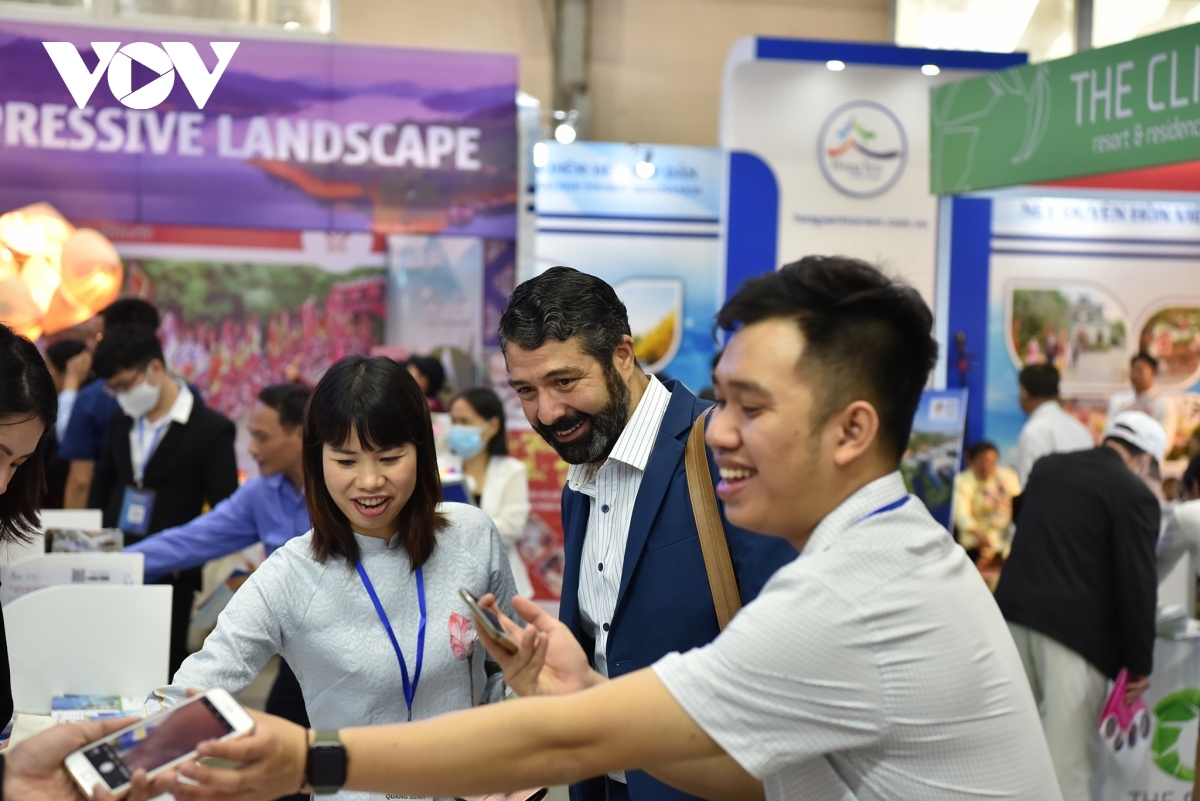 Most notably, exhibitors offer a huge number of low-cost air tickets and affordable package tours that feature attractive discounts.