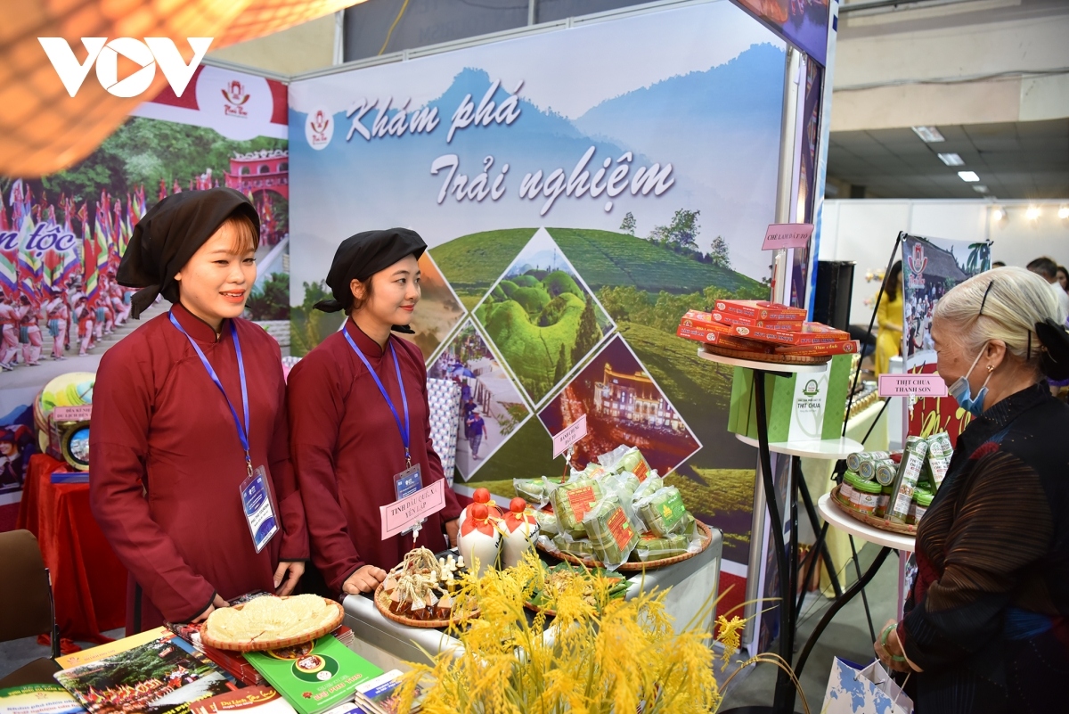 An array of eye-catching products are on show at a booth featuring different aspects of Phu Tho province.