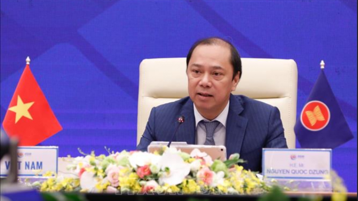 Vietnamese Deputy Foreign Minister Nguyen Quoc Dung, head of Vietnam's SOM, chairs the ASEAN Senior Officials' Meeting in the lead up to the 37th ASEAN Summit due to take place this week.