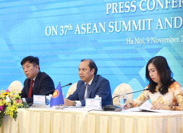 Deputy Minister of Foreign Affairs and General Secretary of the National ASEAN 2020 Committee Nguyen Quoc Dung (C) (Photo: VNA)