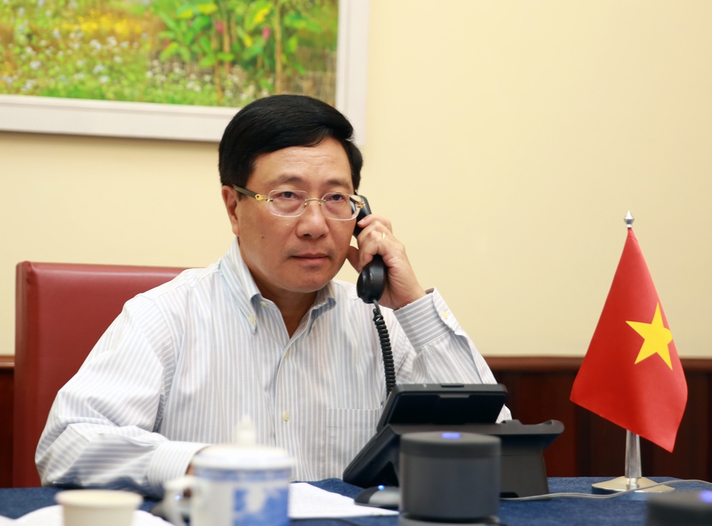 Deputy Prime Minister and Foreign Minister Pham Binh Minh phoned Angolan Foreign Minister Téte António on November 23. (Photo: VGP)