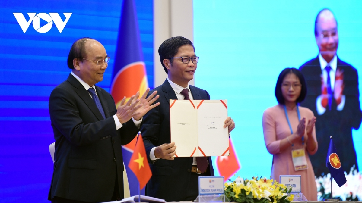 Vietnamese Minister of Trade and Industry Tran Tuan Anh penned the agreement in the presence of Prime Minister Nguyen Xuan Phuc.