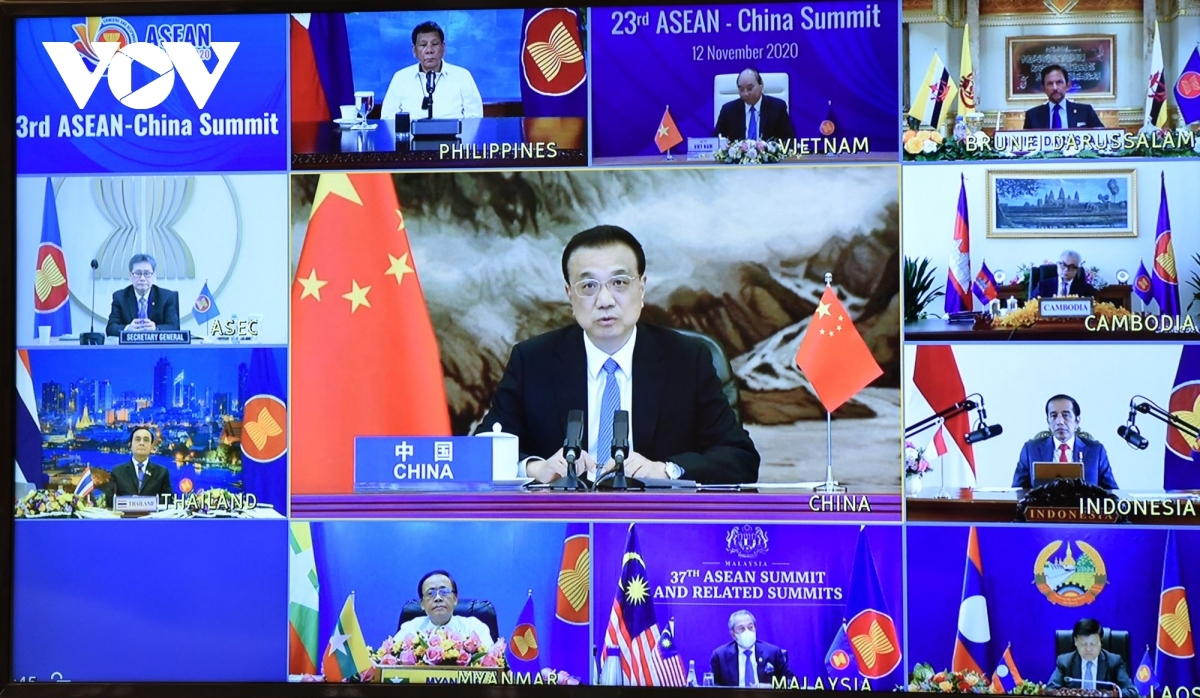 Chinese Premier Li Keqiang addresses the event