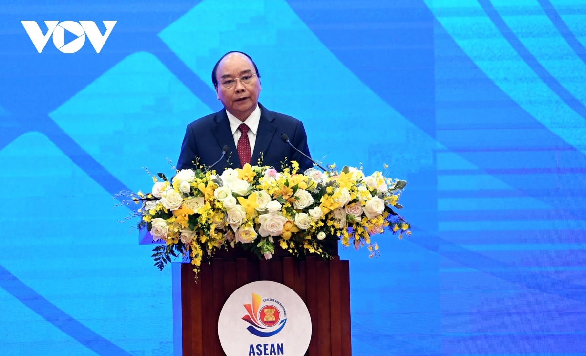 Prime Minister Nguyen Xuan Phuc addresses the official release of Mid-term Review of the ASEAN Community Vision 2025 Blueprints, the ASEAN Comprehensive Recovery Framework, and the launching of the ASEAN Regional Reserve of Medical Supplies.