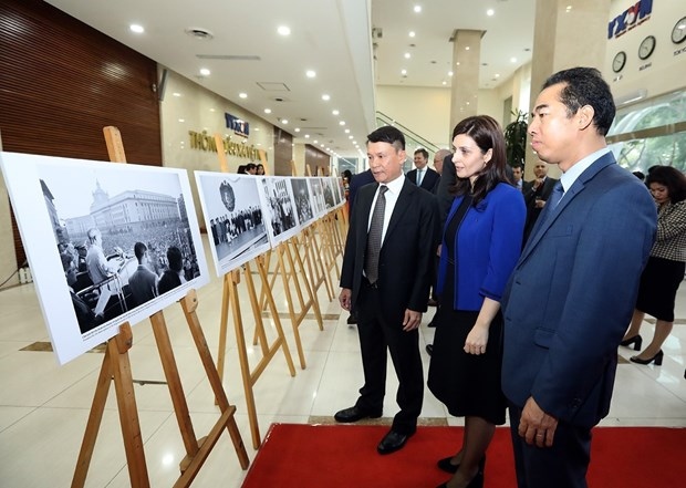 VNA General Director Nguyen Duc Loi (L), Bulgarian Ambassador Marinela Petkova (C) and Deputy Foreign Minsiter To Anh Dung visit the exhibition on November 16.