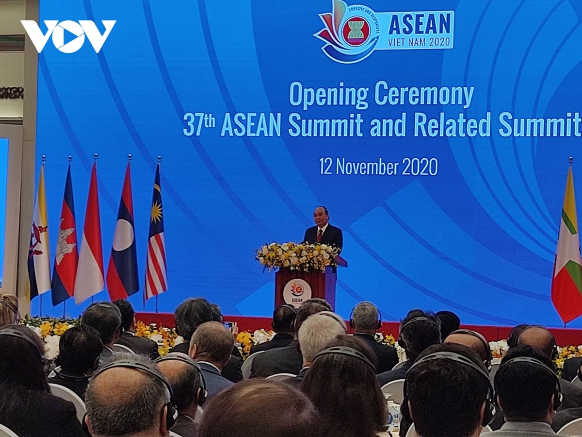 Prime Minister Nguyen Xuan Phuc addresses the event 