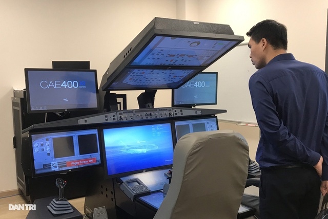 In a training room, tourists are guided on the technical adjustments required, and provided with information about the aircraft engine system.