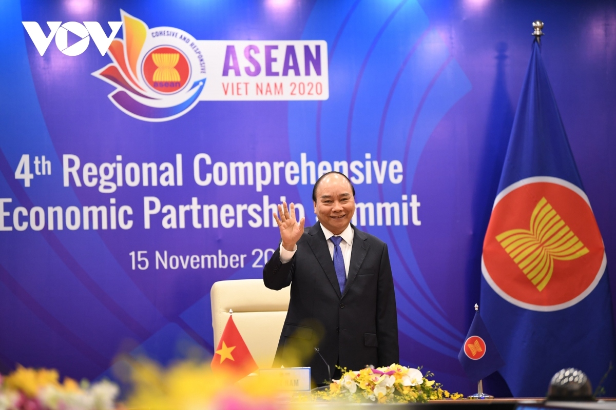 Vietnamese Prime Minister Nguyen Xuan Phuc announces the conclusion of the RCEP agreement negotiations at the 4th RCEP Summit in Hanoi on November 15.