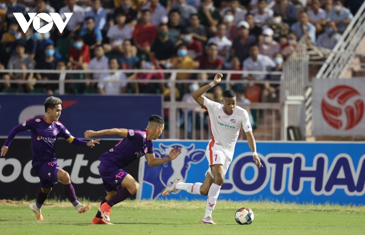 Both football clubs pressed forward with many attacks in an attempt to break the deadlock.