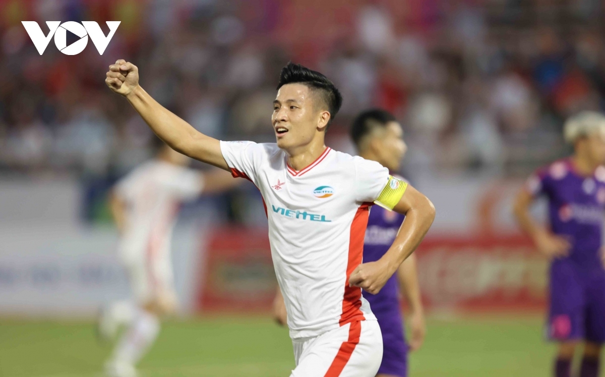 Both sides carve out scoring chances, but the game remains 1-0 until the final whistle.