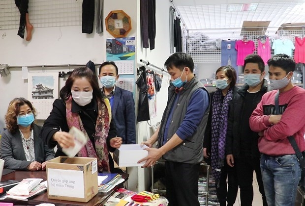 Vietnamese expats in the Czech Republic join a fundraising campaign  for flood victims in Vietnam's central region (Photo: VNA)