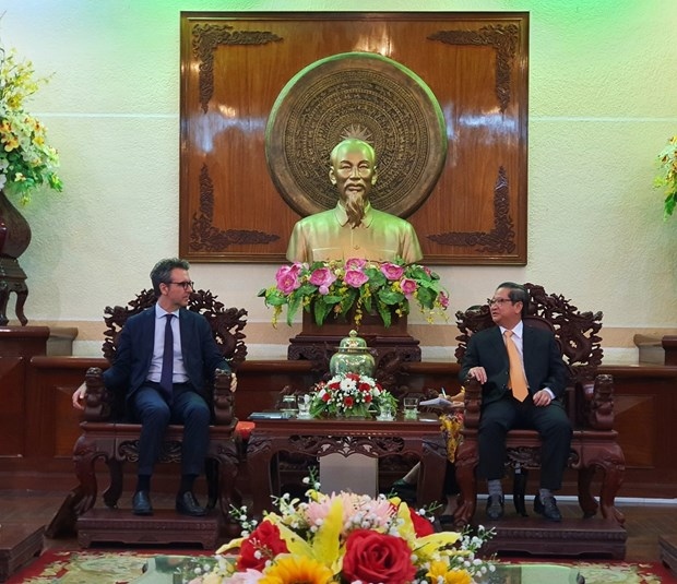 Tran Viet Truong, Chairman of the Can Tho Municipal People’s Committee, receives Ambassador Pier Giorgio Aliberti, head of the EU Delegation to Vietnam. (Photo: VNA)
